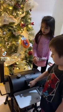 Niños de Monterrey se vuelven virales con asador de juguete en TikTok (VIDEO)