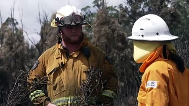 Bushfires threaten communities in Tasmania's west coast