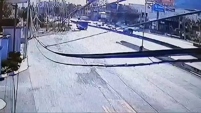 VIDEO l Así fue el momento en que camión urbano se volcó en Monterrey