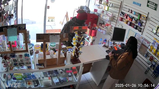 VIDEO | Empleada frustra intento de robo en una tienda de Durango