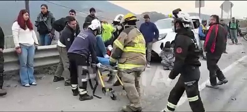 Tráiler se queda sin frenos y provoca choque múltiple en García