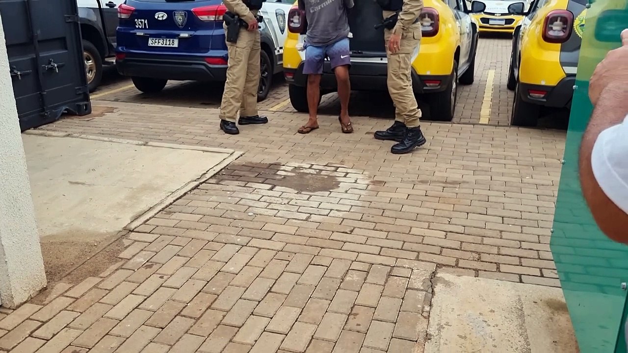 Homem armado com faca é preso após ameaçar companheira e incendiar veículo