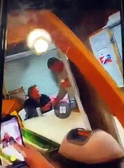 Un hombre se traga un petardo y exhala humo como en un dibujo animado