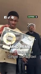 Mhd a rémis une plaque du single d’or de « full » au fils d'Arafat Dj