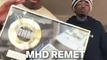 Mhd a rémis une plaque du single d’or de « full » au fils d'Arafat Dj