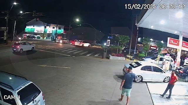 Imagens flagram colisão entre Fiesta e BMW 320i no Jardim Clarito