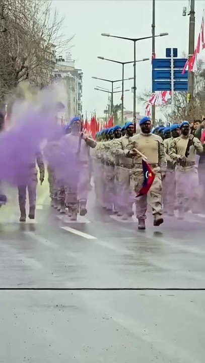 Komandolar gösteri yapiyor