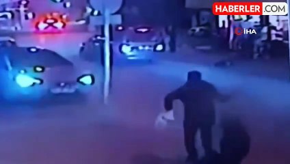 Topunu almak isteyen çocuğa araç çarptı