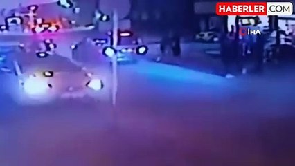 Topunu almak isteyen çocuğa araç çarptı