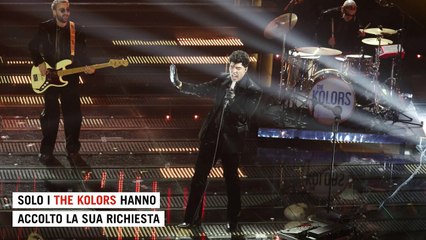 L'incursione di Fru (The Jackal) all'Ariston: sale sul palco e balla con i The Kolors
