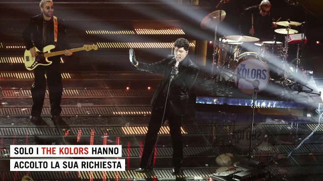 L'incursione di Fru (The Jackal) all'Ariston: sale sul palco e balla con i The Kolors