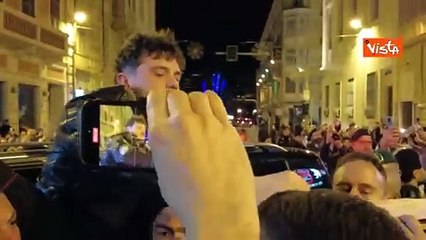 Olly esce da Ariston dopo la vittoria di Sanremo 2025, fan in delirio