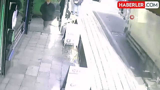 İETT şoförü, dikiz aynasına tutunduğu kamyonetin altında ezildi