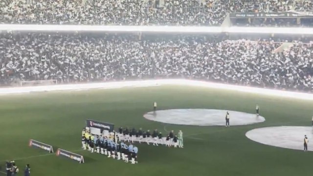 Beşiktaş tribünlerinden, derbi öncesi Ferdi Özbeğen şarkısı eşliğinde bayrak şov!