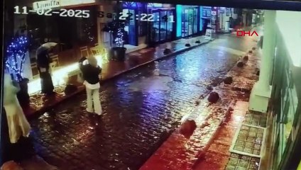 Taksim’de arkadaşının fotoğrafını çeken turist kapkaça uğradı