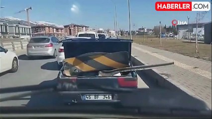 Otomobilin Bagajında Taşınan Trafik Levhası Dikkat Çekti