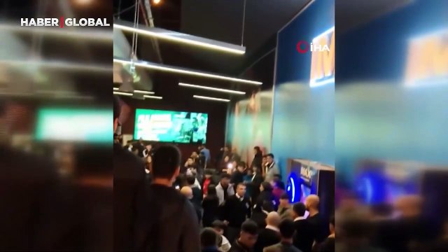 Film galasında kavga çıktı: Rapçi Çakal ve İbrahim Tilaver hayranları birbirlerine yangın tüpü sıktı