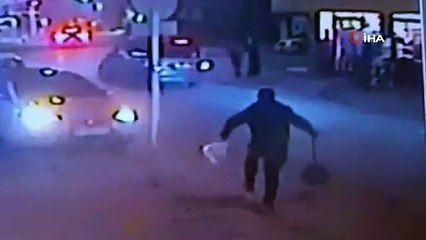 Yola kaçan topunu almak isteyen çocuğa araba çarptı! İşte o anlar!