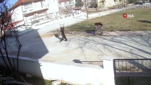 Kadının iple ayaklarını bağladığı köpeği çöpe attığı anlar güvenlik kamerasına yansıdı