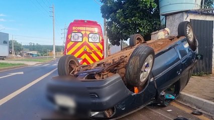 Coletores de lixo ficam feridos após capotamento na Rua Poente do Sol