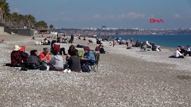 Antalya'da güneşli havada sahil keyfi