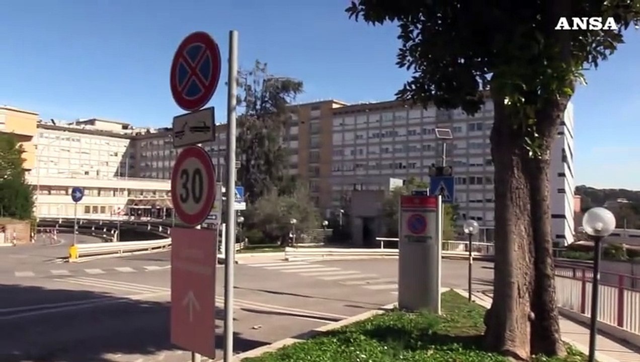 Papa Francesco, fedeli al Policlinico Gemelli in preghiera