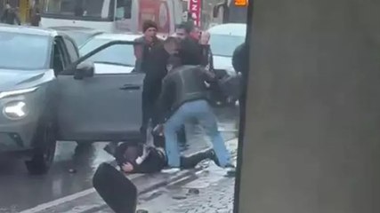 Ümraniye’de park yeri kavgası kamerada: 3 kişi sürücüye saldırdı
