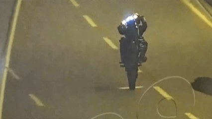 Motosikletle akrobatik hareketler yaptı: Ehliyetinden oldu