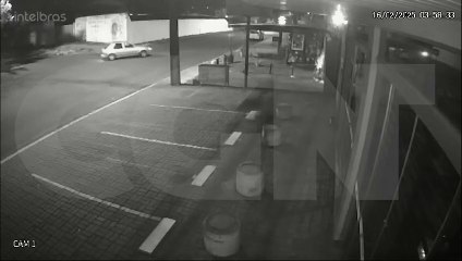 Câmera flagra acidente entre duas motos na Rua Altemar Dutra