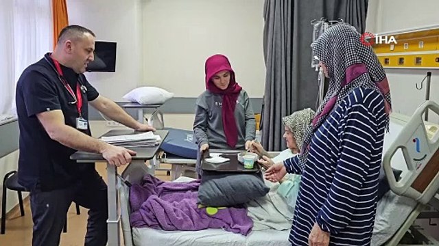 92 yaşında karın ağrısı şikayetiyle hastaneye giden kadının midesinden çıkanlar şoke etti