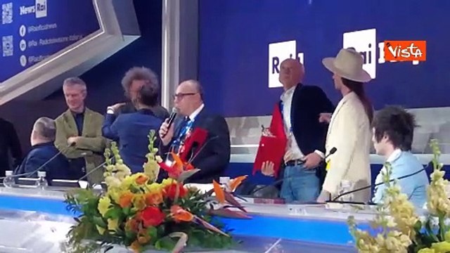 Simone Cristicchi riceve il premio Lucio Dalla in sala stampa a Sanremo