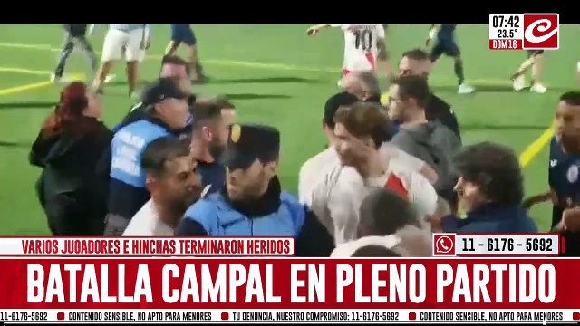Batalla campal en pleno partido: varios jugadores e hinchas terminaron heridos