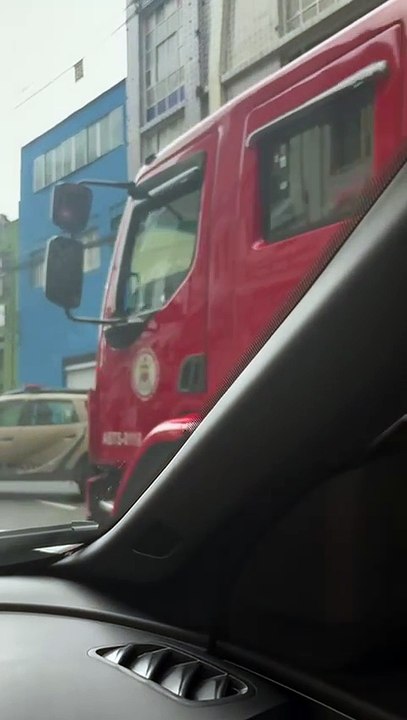 Idosa fica presa às ferragens após acidente no centro de Salvador