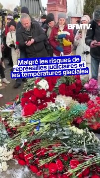 Un an après la mort d'Alexeï Navalny, des centaines de personnes lui rendent hommage