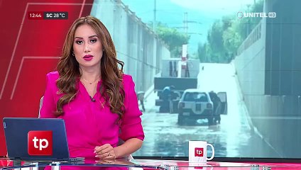 Vehículo quedó atrapado en medio de una inundación en un paso a desnivel producto de las lluvias