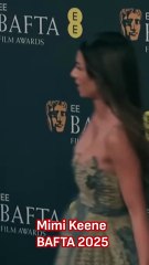 Mimi Keene en la alfombra roja del los BAFTA 2025