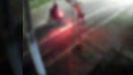 Ladrões chutam e mordem dedo de mulher para arrancar anel durante assalto