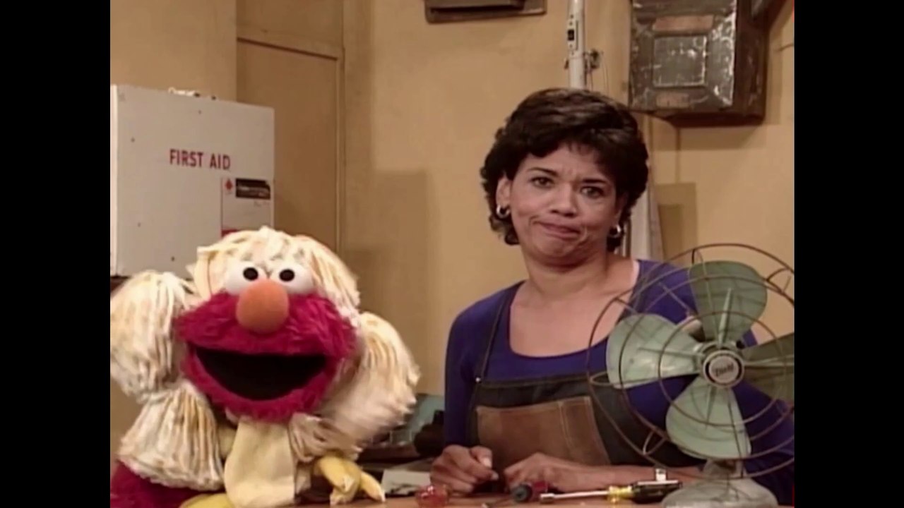 Sesame Street: 3853 Elmo Zoo Animals.