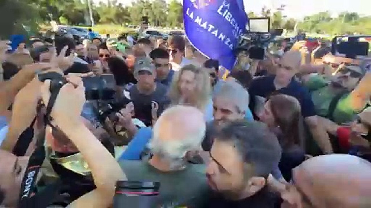 Karina Milei y Luis Caputo sacados en Palermo