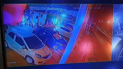 กล้องวงจรปิดจับภาพนาทีชีวิต อุบัติเหตุรถเบนซ์พุ่งชนรถบรรทุกกระดาษไฟไหม้ท่วมคัน คลอกคนขับเสียชีวิต ในพื้นที่ จ.นครราชสีมา