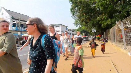 🇬🇭 The Kids Were Very Happy When They Saw The White Ladies In Accra Ghana (Africa) - KinBu Traffic Light Street