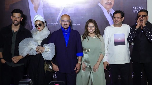 Actress Rekha का The Roshans की सक्सेज पार्टी में दिखा अलग अंदाज़, Hrithik Roshan का हाथ थामे दिखी Rekha