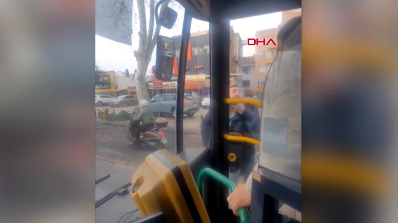 Fatih'te taksici İETT otobüsünün önünü kesti; yolcu 'Ben polisim seni alırım' dedi