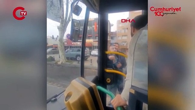 İstanbul’da yol verme kavgası büyüdü! Taksici IETT otobüsünün önünü kesti