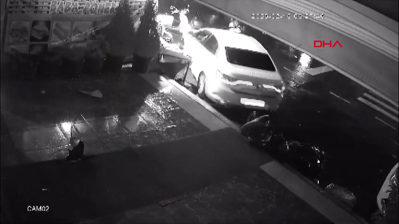 Esenyurt'ta otomobil 4 motosiklete çarpıp kaçtı; kaza kamerada