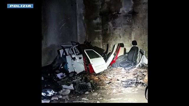 Il video dell'operazione della polizia sul deposito di auto rubate a Catania