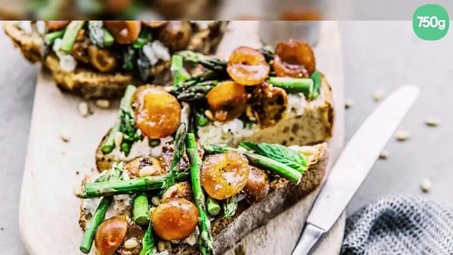 Tartine aux mirabelles rôties, chèvre frais, asperges et menthe