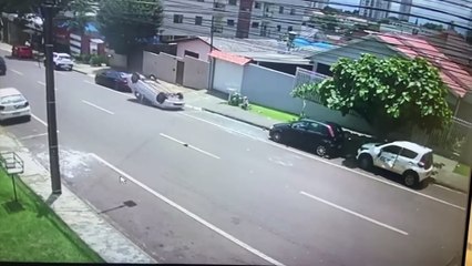 Câmera mostra Honda Fit batendo em Logan no Centro de Cascavel