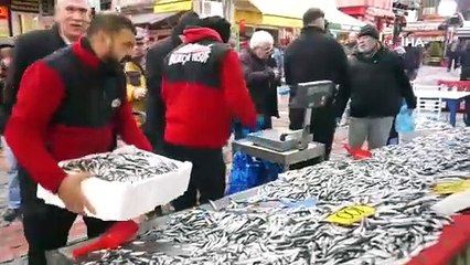 Hamsinin fiyatı dibi gördü, kasa kasa sattılar