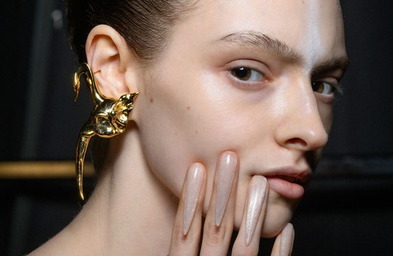 Manucure : qu'est-ce que la tendance des ongles inversés ?